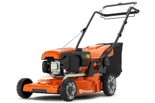 HUSQVARNA LC 247S. Vue latérale d’une tondeuse Husqvarna présentant le design de son moteur et de sa poignée.