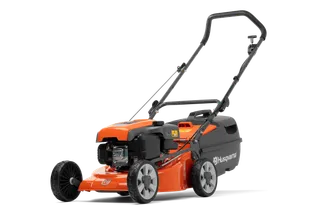 HUSQVARNA LC 118. มุมมองด้านข้างของเครื่องตัดหญ้า Husqvarna พร้อมถุงเก็บหญ้า