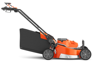 Vue latérale d’une tondeuse à batterie Husqvarna avec un sac de ramassage d’herbe.