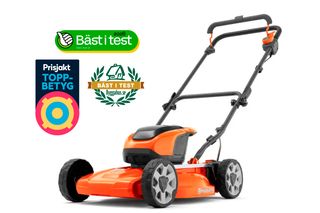Trekvarts studiobild av en Husqvarna-gräsklippare med märkena "Bäst i test" och "Toppbetyg".