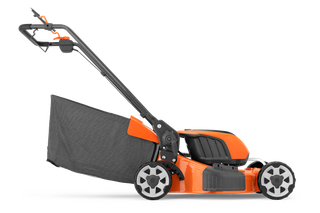Vue latérale d’une tondeuse à batterie Husqvarna équipée d’un sac de ramassage de l’herbe.