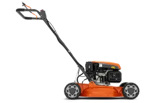 Tagliaerba Husqvarna LB 246E. Vista laterale di un tagliaerba con motore e impugnatura a vista.
