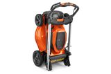 Vista lateral de um corta-relva alimentado a baterias Husqvarna numa posição dobrada para armazenamento.
