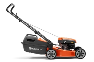 HUSQVARNA LC 118. มุมมองด้านข้างของเครื่องตัดหญ้า Husqvarna พร้อมถุงเก็บหญ้า