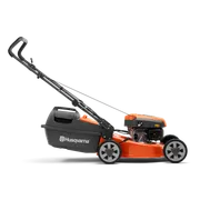 HUSQVARNA LC 118. มุมมองด้านข้างของเครื่องตัดหญ้า Husqvarna พร้อมถุงเก็บหญ้า