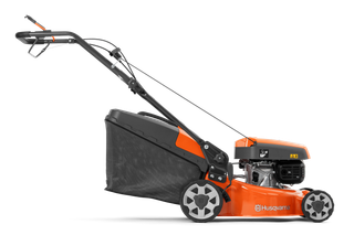 Vue latérale d’une tondeuse Husqvarna avec un sac de ramassage d’herbe.