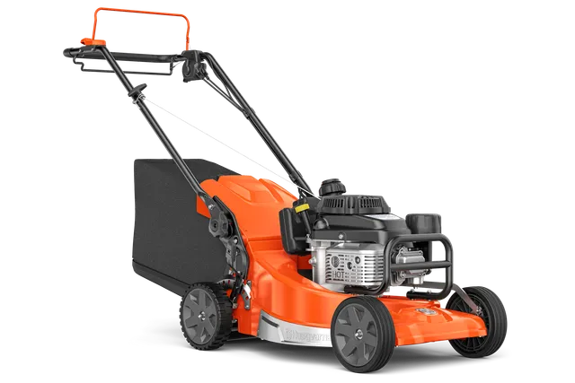 Vue latérale d’une tondeuse à gazon Husqvarna avec un moteur visible et un sac de collecte de l’herbe.