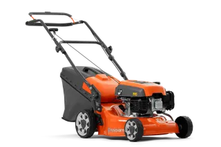 Zijaanzicht van een Husqvarna grasmaaier met grasopvangzak.