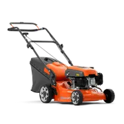 Zijaanzicht van een Husqvarna grasmaaier met grasopvangzak.