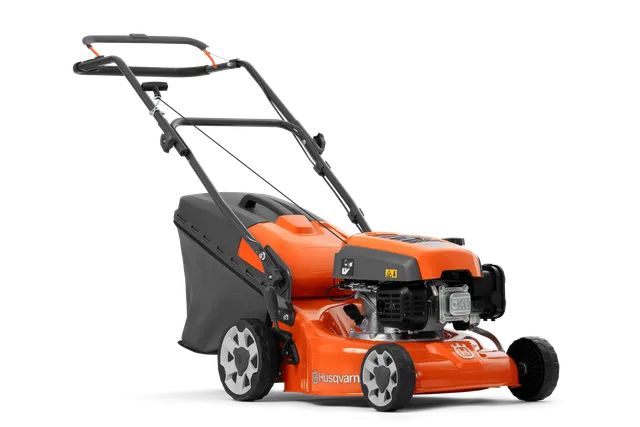 Zijaanzicht van een Husqvarna grasmaaier met grasopvangzak.