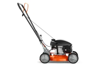 HUSQVARNA KLIPPO LB 442. Sidevisning av en gressklipper med synlig motor og håndtak.