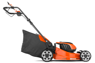 Vue latérale d’une tondeuse à batterie Husqvarna.
