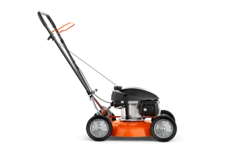 HUSQVARNA KLIPPO LB 448. Sett fra siden av en gressklipper med manuelt skyv håndtak.
