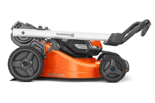 Vista lateral de um corta-relva Husqvarna dobrado, exibindo o seu design compacto.
