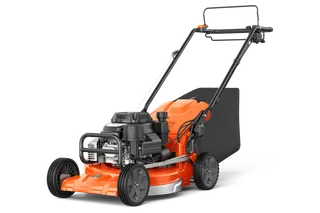 Vista lateral de um corta-relva Husqvarna com um saco de recolha de relva.