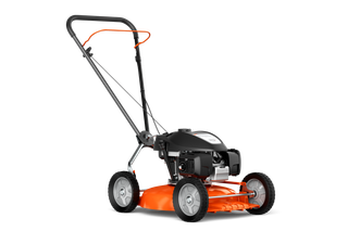 Sidevisning av en skyvegressklipper med solid håndtak og synlig motor.