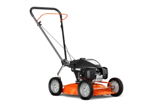 HUSQVARNA KLIPPO LB 448. Sidevisning av en skyvegressklipper med solid håndtak og synlig motor.