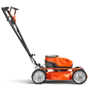 Akkumulátoros fűnyíró oldalnézete ergonomikus fogantyúval.