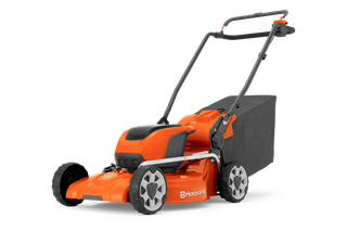 Vue latérale d’une tondeuse à batterie Husqvarna.