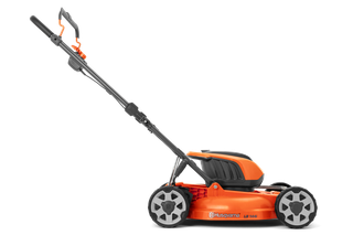 Vue latérale d’une tondeuse à batterie Husqvarna avec poignée ergonomique.