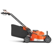 Vue latérale d’une tondeuse à batterie Husqvarna.