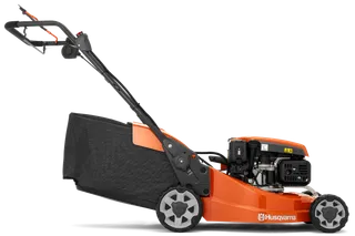 Sivunäkymä Husqvarna-ruohonleikkurista ruohonkeräyspussilla.