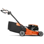 Sivunäkymä Husqvarna-ruohonleikkurista ruohonkeräyspussilla.