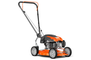Set fra siden af en plæneklipper med robust motor og justerbart håndtag.