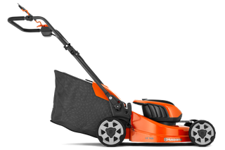Vue latérale d’une tondeuse à batterie Husqvarna avec un sac de ramassage d’herbe.