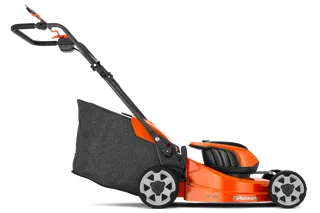 Πλάγια όψη χλοοκοπτικού Husqvarna με μπαταρία και τσάντα συλλογής γρασιδιού.