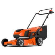 Вигляд збоку на акумуляторну газонокосарку Husqvarna.