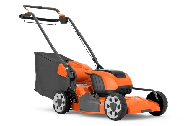 Zijaanzicht van een accu-aangedreven grasmaaier met verstelbare handgreep en grasopvangzak.