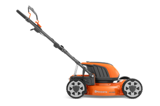 Vue latérale d’une tondeuse à batterie Husqvarna.