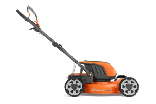Seitenansicht eines akkubetriebenen Rasenmähers von Husqvarna.
