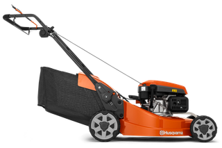 Vue latérale d’une tondeuse Husqvarna avec bac de ramassage de l’herbe.