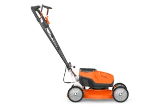 Zijaanzicht van een accu-grasmaaier met ergonomische handgreep.