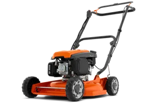 Tagliaerba Husqvarna LB 246E. Vista laterale di un tagliaerba con manubrio regolabile e ruote robuste.