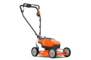 Zijaanzicht van een Husqvarna grasmaaier op batterijen.