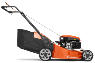 Vue latérale d’une tondeuse Husqvarna avec bac de ramassage de l’herbe.
