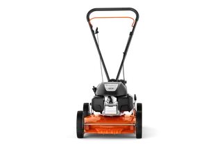 HUSQVARNA KLIPPO LB 448. Sett forfra av en Husqvarna-gressklipper med synlig motor og håndtak.