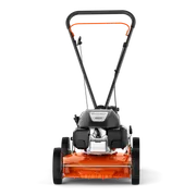 HUSQVARNA KLIPPO LB 448. Sett forfra av en Husqvarna-gressklipper med synlig motor og håndtak.