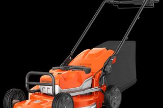 Vista lateral de um corta-relva Husqvarna alimentado a baterias com saco de recolha de relva.