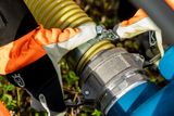 Під'єднання шланга до водяного насоса дизельного палива