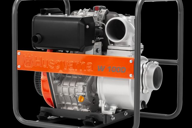 Вигляд водяного насоса Husqvarna спереду з видимими фірмовими знаками та з'єднаннями трубопроводів.