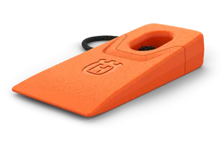 Vue latérale d’un coin d’abattage Husqvarna orange avec une surface texturée et une boucle de câble.