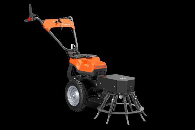 Vooraanzicht van een Husqvarna commerciële frontmaaier met maaidek.