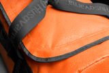 Close-up de um saco Husqvarna com gotículas de água na superfície.
