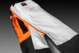 Vue de face d’un pantalon pour tronçonneuse Husqvarna avec couches de protection visibles.