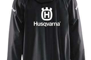 Husqvarna Regenjacke schwarz. Rückansicht einer Husqvarna Arbeitsjacke mit Kapuze, gezeigt in einer Studioumgebung.