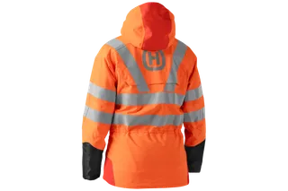 Vy bakifrån av en arbetsjacka med reflekterande ränder och huva.